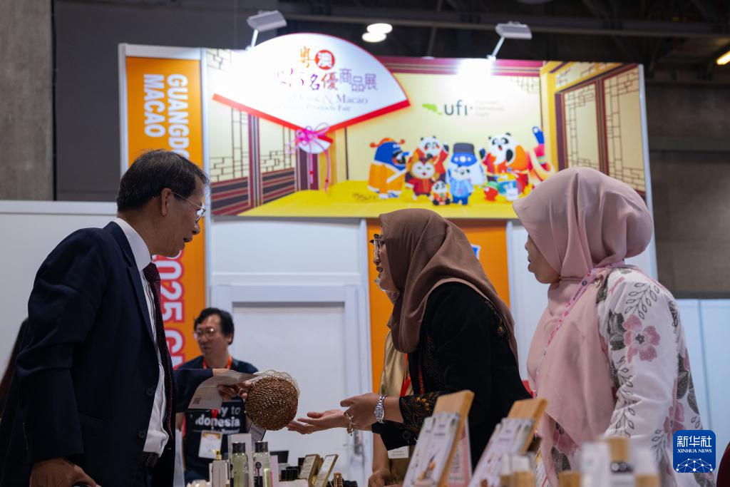 7月24日，市民在2025粵澳名優(yōu)商品展上參觀。新華社發(fā)（張金加攝）
