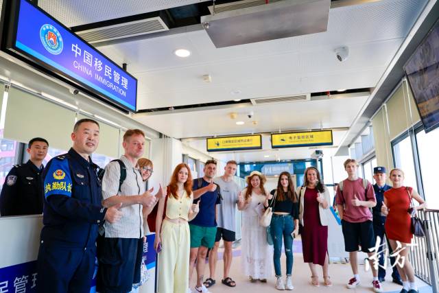 國(guó)際中轉(zhuǎn)區(qū)啟用后迎來(lái)首批中轉(zhuǎn)旅客