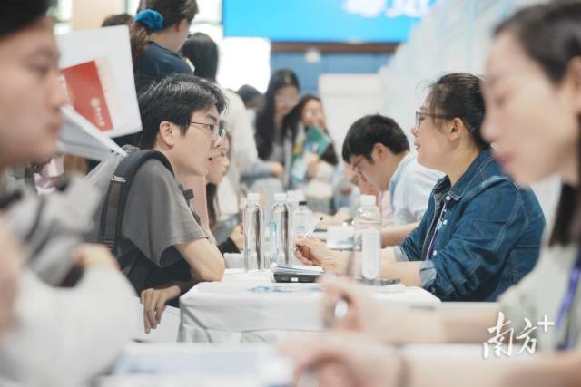 “百萬英才匯南粵”武漢招聘會現(xiàn)場火爆，企業(yè)招聘展位座無虛席，面試洽談對接需求。