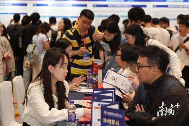 招聘現(xiàn)場，求職者們與廣東企業(yè)招聘人員正在積極互動。