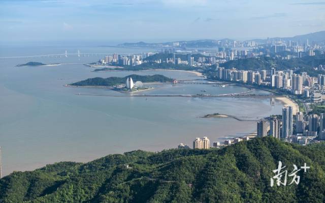 從珠海鳳凰山遠眺珠海主城區(qū)。