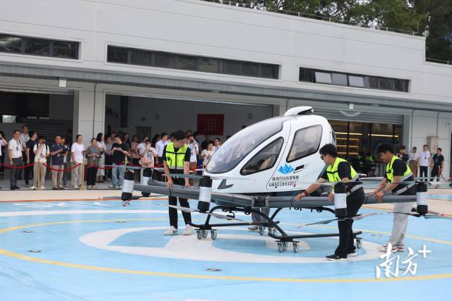嘉賓體驗(yàn)載人無人機(jī)。