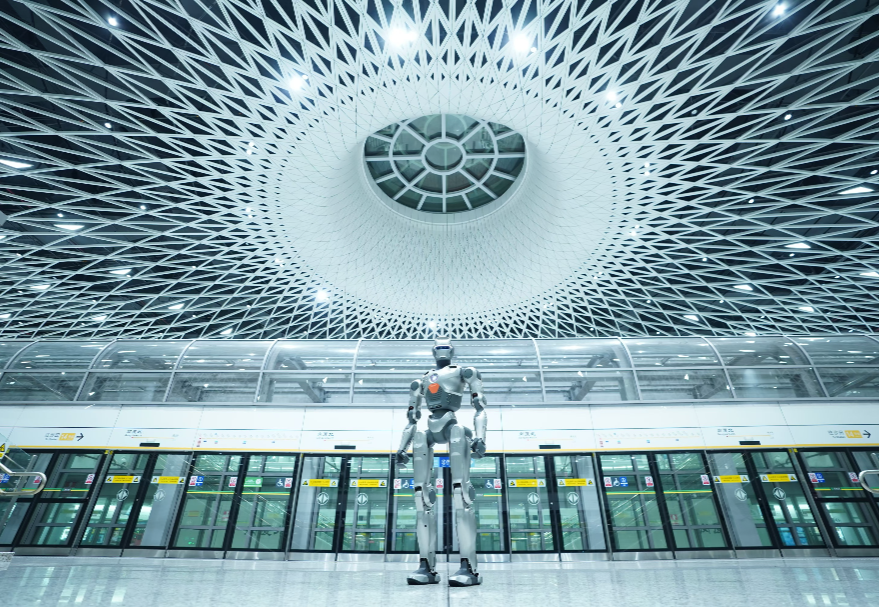 圖為眾擎機器人。深圳目前擁有5.11萬家機器人相關(guān)企業(yè)，數(shù)量穩(wěn)居全國首位。廣州著力打造全場景“機器人之城”，2024年服務(wù)機器人產(chǎn)量同比增長22%。東莞市裝備制造業(yè)產(chǎn)值達5000億元，機器人生產(chǎn)制造企業(yè)近4700家。聚焦到產(chǎn)品，大灣區(qū)產(chǎn)的機器人也火到國外，眾擎機器人的一款身高一米三左右的雙足機器人，被網(wǎng)友稱為“走路最像人”的機器人，未來會在商業(yè)、交通、康養(yǎng)等各方面落地應(yīng)用。