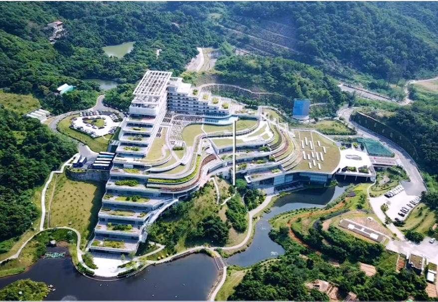圖為深圳國家基因庫。大灣區(qū)建好用好合成生物、國家基因庫等設(shè)施，打造國家生物制造產(chǎn)業(yè)創(chuàng)新中心，有利于大灣區(qū)融入國家發(fā)展大局。深圳國家基因庫是服務(wù)于國家戰(zhàn)略的重大科技基礎(chǔ)設(shè)施之一，主要存儲生物資源和基因數(shù)據(jù)、讀取遺傳信息。現(xiàn)存有植物標本資源842種、微生物資源7969種、動物資源58種，能夠有效保護、開發(fā)、利用遺傳資源，支撐生命科學(xué)研究和生物產(chǎn)業(yè)創(chuàng)新發(fā)展。