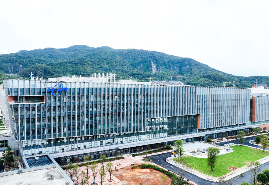圖為增芯科技。智能傳感器廣泛應(yīng)用于消費電子、汽車電子、工業(yè)電子等領(lǐng)域，是近年來多地著力布局的賽道。廣州增城邊規(guī)劃邊建設(shè)智能傳感器產(chǎn)業(yè)園，目前已引進產(chǎn)業(yè)項目21個，其中一個龍頭項目，增芯已建成國內(nèi)第一條12英寸智能傳感器及特色工藝晶圓制造產(chǎn)線，規(guī)劃月產(chǎn)能2萬片。