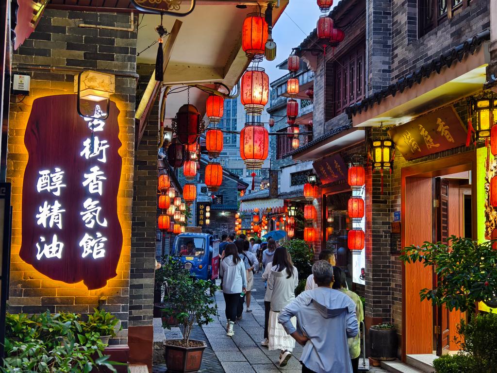 位于廣東東莞寮步鎮(zhèn)的牙香街，濃厚的嶺南風(fēng)格吸引不少外地游客前來參觀游覽。新華社發(fā)（易建攝）