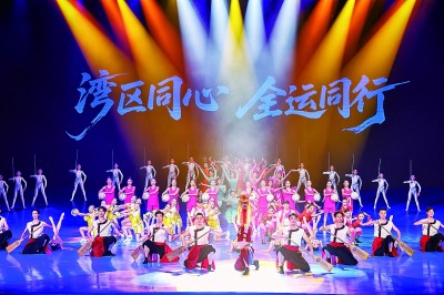 8月2日，演員在“灣區(qū)同心 全運同行”活動現(xiàn)場表演。新華社發(fā)