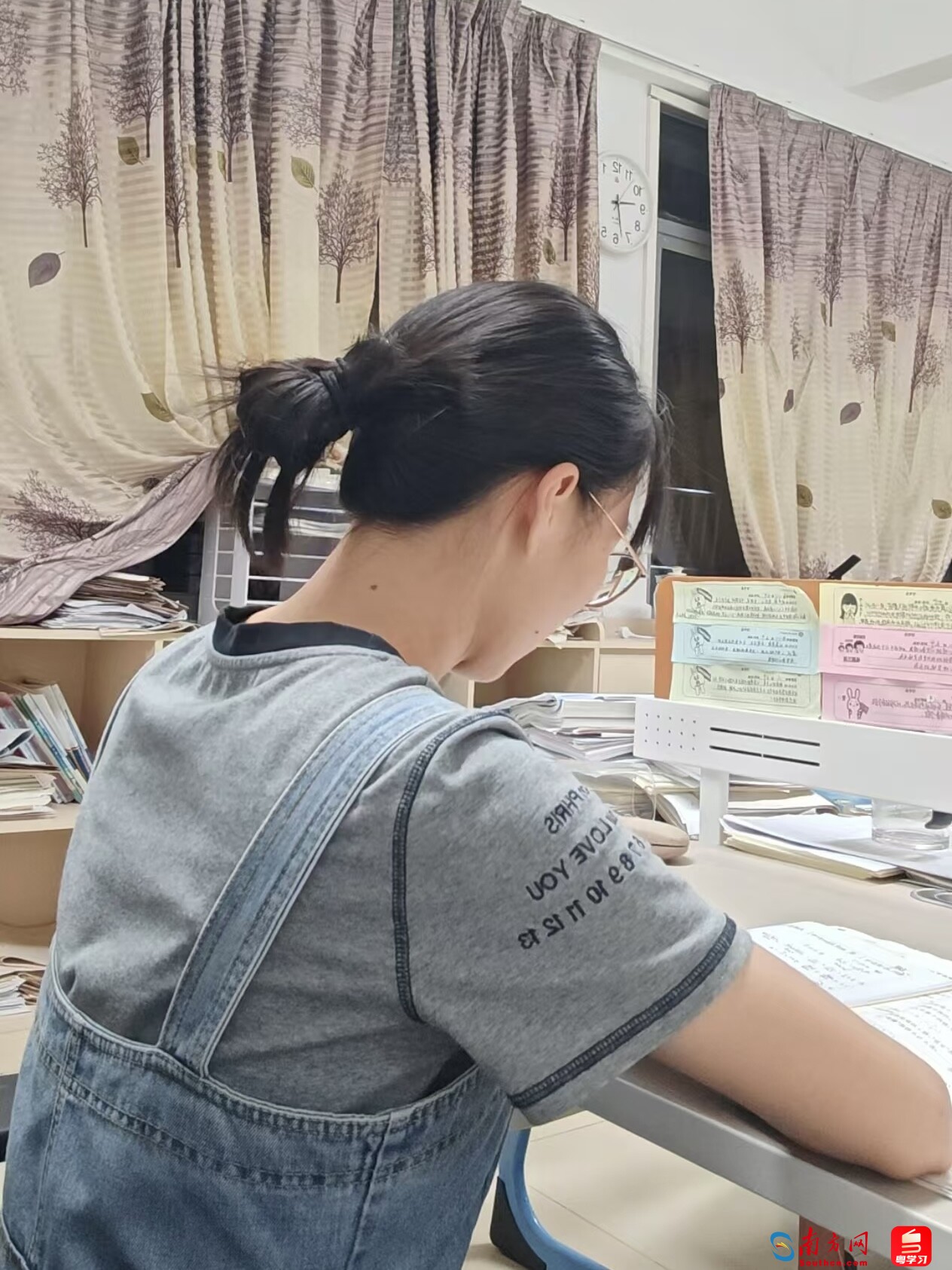 周麗紅在工位上備課。受訪者供圖