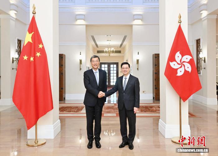 8月13日，香港特區(qū)行政長官李家超(右)在香港禮賓府與教育部部長懷進(jìn)鵬(左)會(huì)面?！?香港特區(qū)政府新聞處供圖)