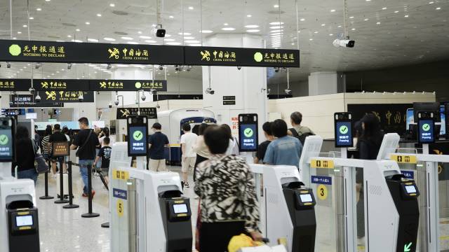 琴澳口岸查驗(yàn)單位由“隔橋相望”變?yōu)榱恕安⒓缱鳂I(yè)”。