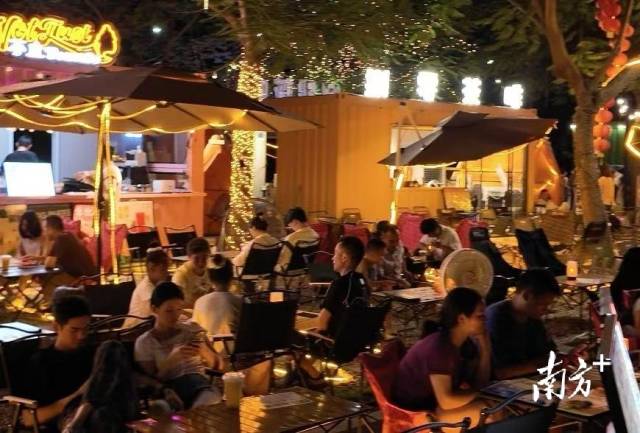 入夜后，夜市人氣滿滿。梁潔 攝