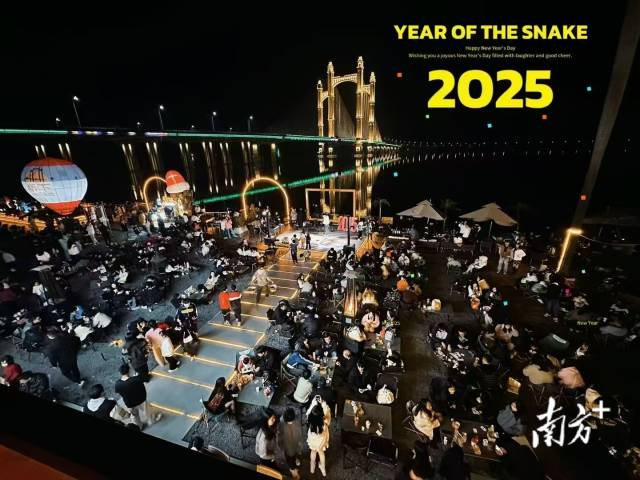 夜幕下的橋下咖啡營地。受訪者供圖