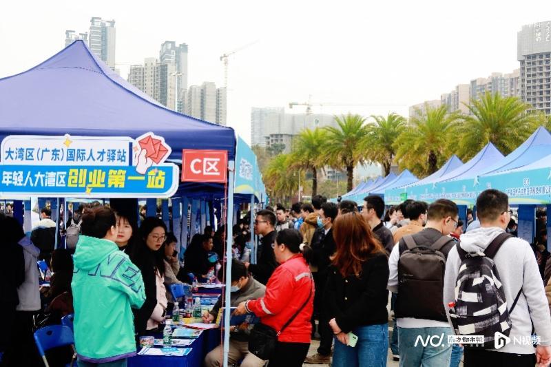 今年年初，南沙區(qū)舉辦“粵聚英才·粵見未來”——廣州南沙2025年春季圖南筑夢招聘會現(xiàn)場，不同企業(yè)展位前都迎來了大量求職者。