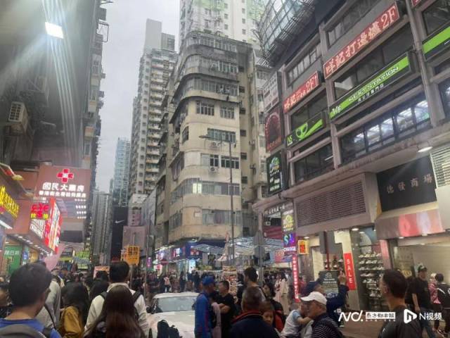 香港城市生活節(jié)奏快，居住環(huán)境相對(duì)狹小，給赴港發(fā)展的人才帶來(lái)不小的挑戰(zhàn)。