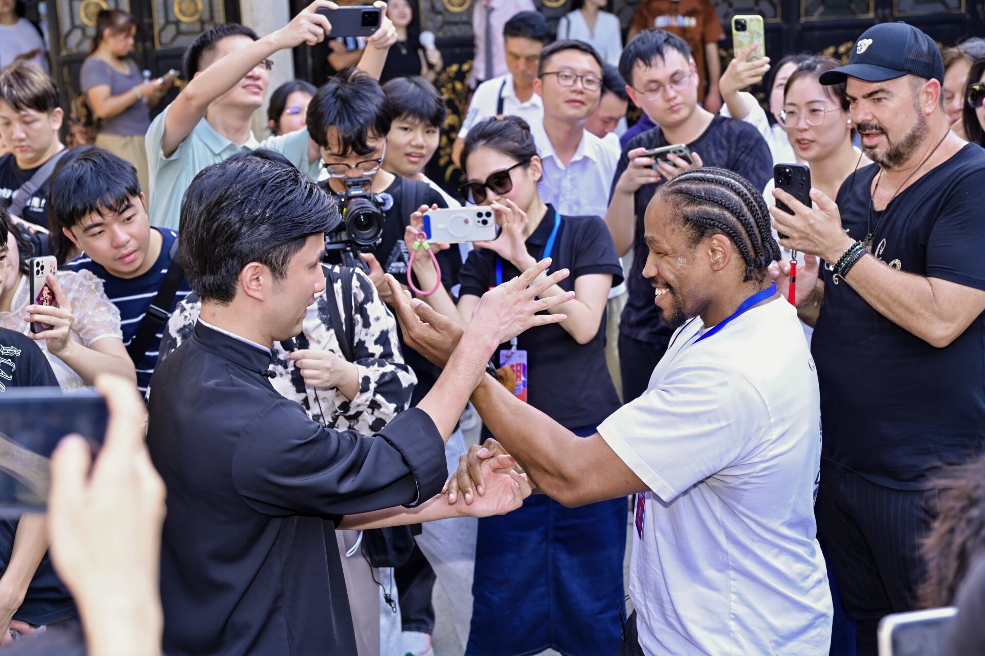 Overseas creative talents visit Foshan Ancestral Temple, practicing Wing Chun with masters. 受訪者供圖