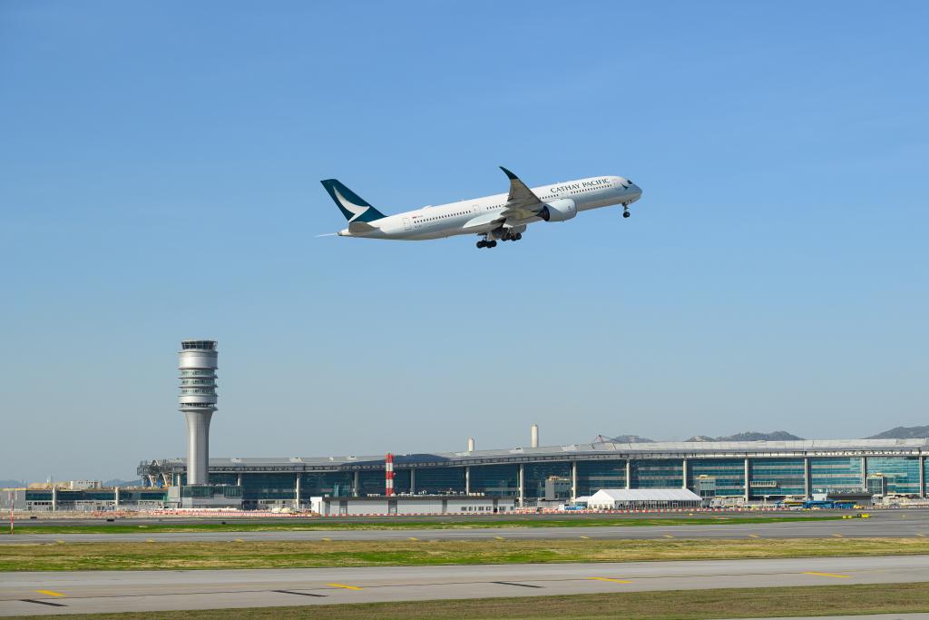 香港國(guó)際機(jī)場(chǎng)三跑道系統(tǒng)正式啟用后，一架飛機(jī)從中跑道起飛（2024年11月28日攝）。新華社發(fā)