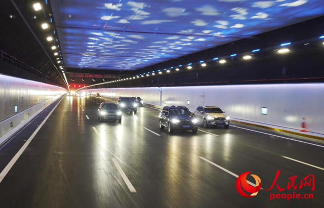 2024年6月30日，車輛通過“世界首例雙向八車道海底沉管隧道”深中通道海底隧道。人民網(wǎng) 樸馨語攝
