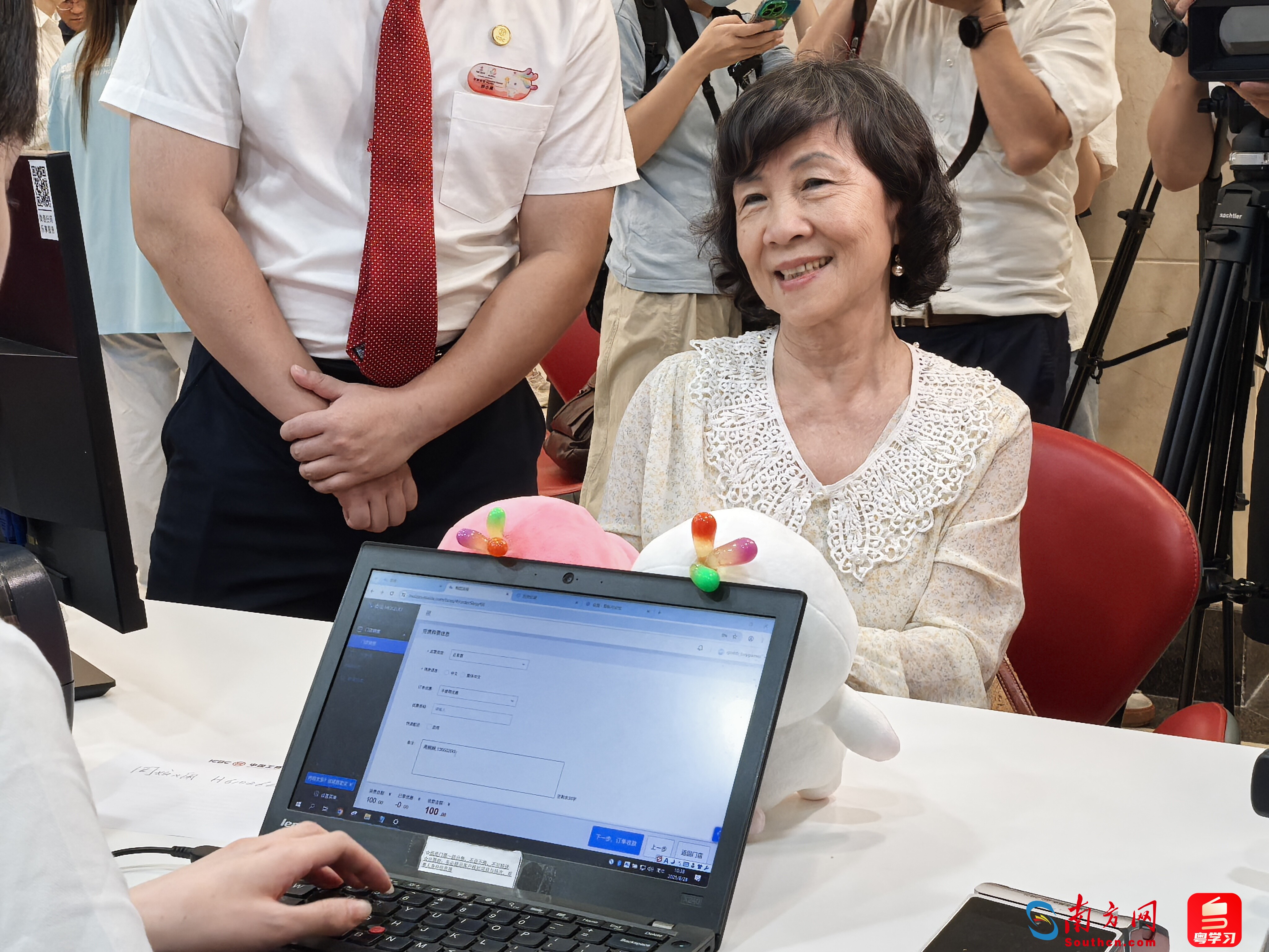 來自香港的周奶奶在現(xiàn)場購票中