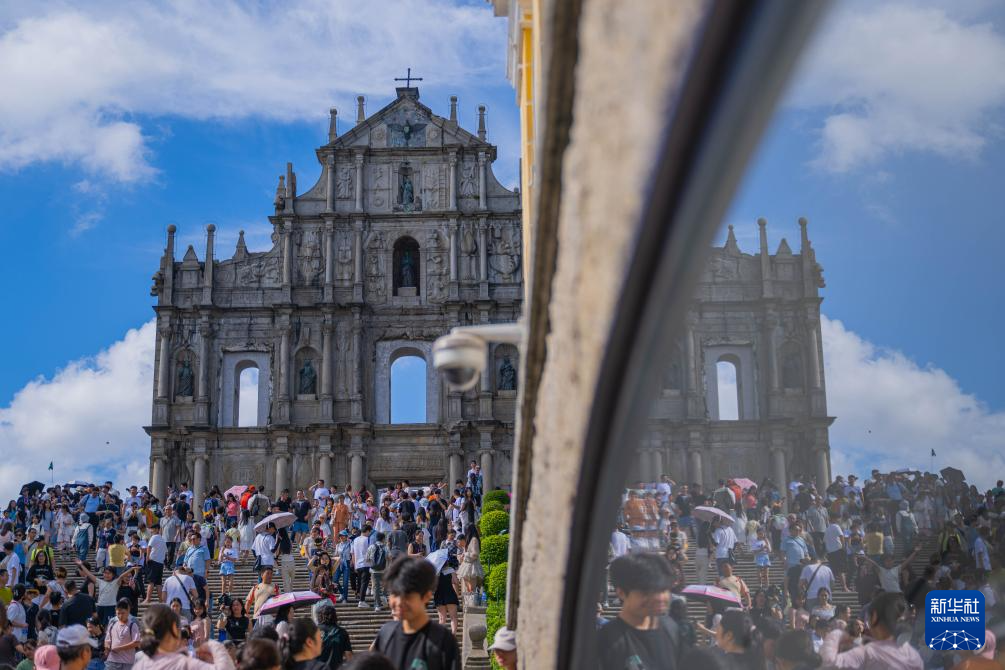 8月21日，旅客在澳門大三巴牌坊前游覽。新華社發(fā) （張金加攝）