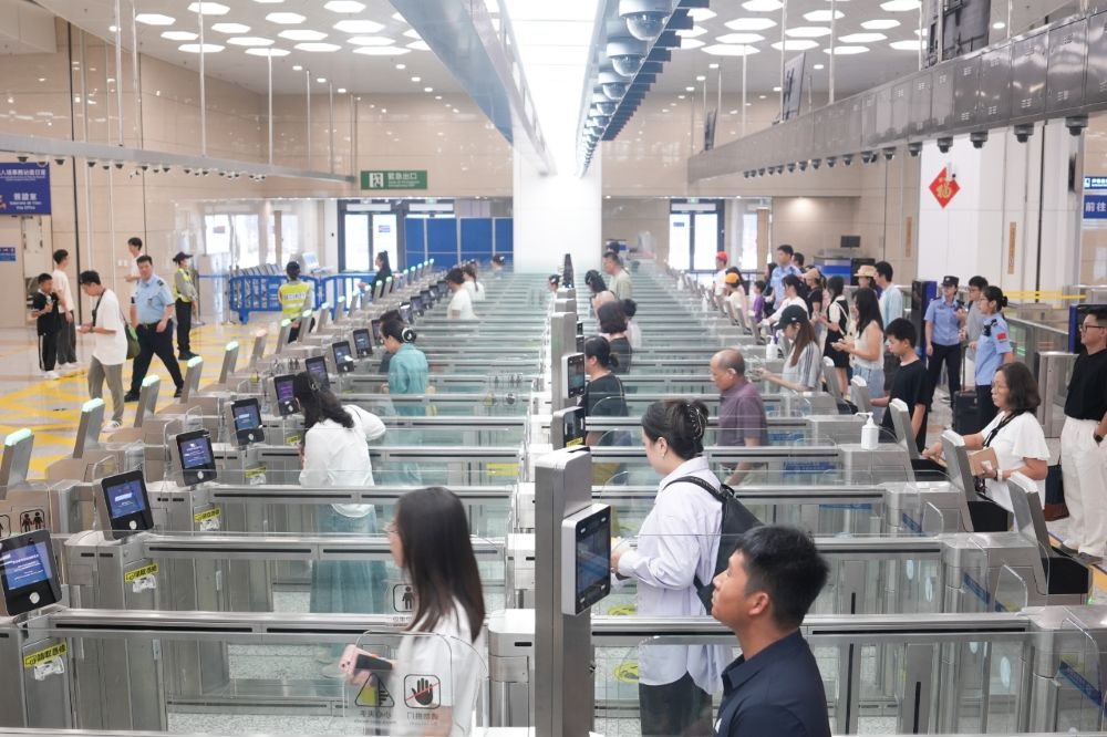 圖為橫琴口岸通關(guān)人流