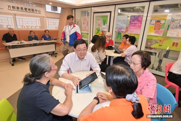 8月30日，香港特區(qū)行政長(zhǎng)官李家超(左二)參觀東華三院方樹泉社會(huì)服務(wù)大樓，與使用服務(wù)的長(zhǎng)者交流。（香港特區(qū)政府新聞處供圖）