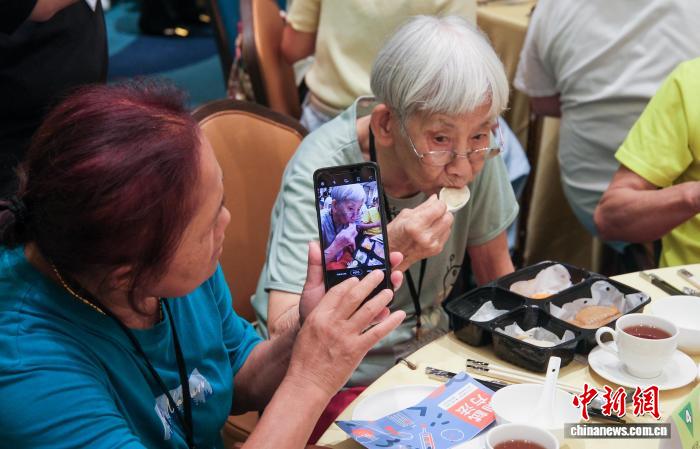2025年7月22日，香港美心集團(tuán)當(dāng)天起在指定美心餐廳提供“軟心膳”堂食服務(wù)，為吞咽困難人士而設(shè)置的“軟心膳”及“照護(hù)食”(軟餐)。圖為長(zhǎng)者品嘗“軟心膳”膳食。（資料圖）中新社記者 陳永諾 攝