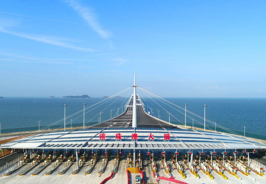 港珠澳大橋總長約55公里，跨越伶仃洋，東接香港，西接廣東珠海和澳門，打通了珠江口東西兩岸的交通大動脈，大橋開通后，從香港到珠海、澳門從3個小時縮短至約45分鐘，使粵港澳三地加快形成“1小時生活圈”，對提升珠江三角洲地區(qū)的綜合競爭力，保持港澳的長期繁榮穩(wěn)定，打造粵港澳大灣區(qū)具有重要戰(zhàn)略意義。