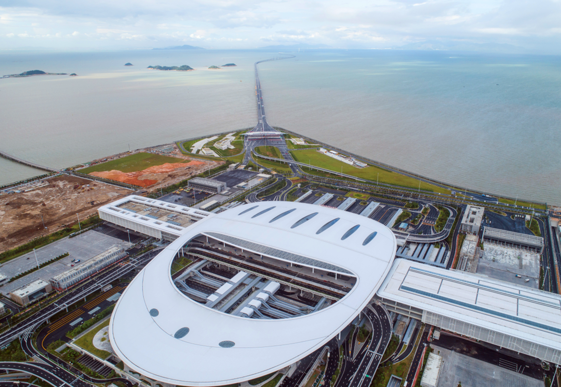 港珠澳大橋兩座人工島島上建筑總體形態(tài)趨同，呈橢圓形，采用蠔貝主題設計，均包含主體建筑、廣場、環(huán)島公路等。兩座島功能定位不同，靠近香港側(cè)的東島總面積97962平方米，島長625米，是集交通、管理、服務、救援和觀光功能為一體的綜合運營中心，且開放游客觀景攬勝功能，可近距離觀賞或沖天或滑翔的航班景象，還能偶見白海豚的嬉戲、浮沉景象，西島總面積101973平方米，島長625米，功能則以隧道通排風、運營管理、養(yǎng)護、辦公為主。