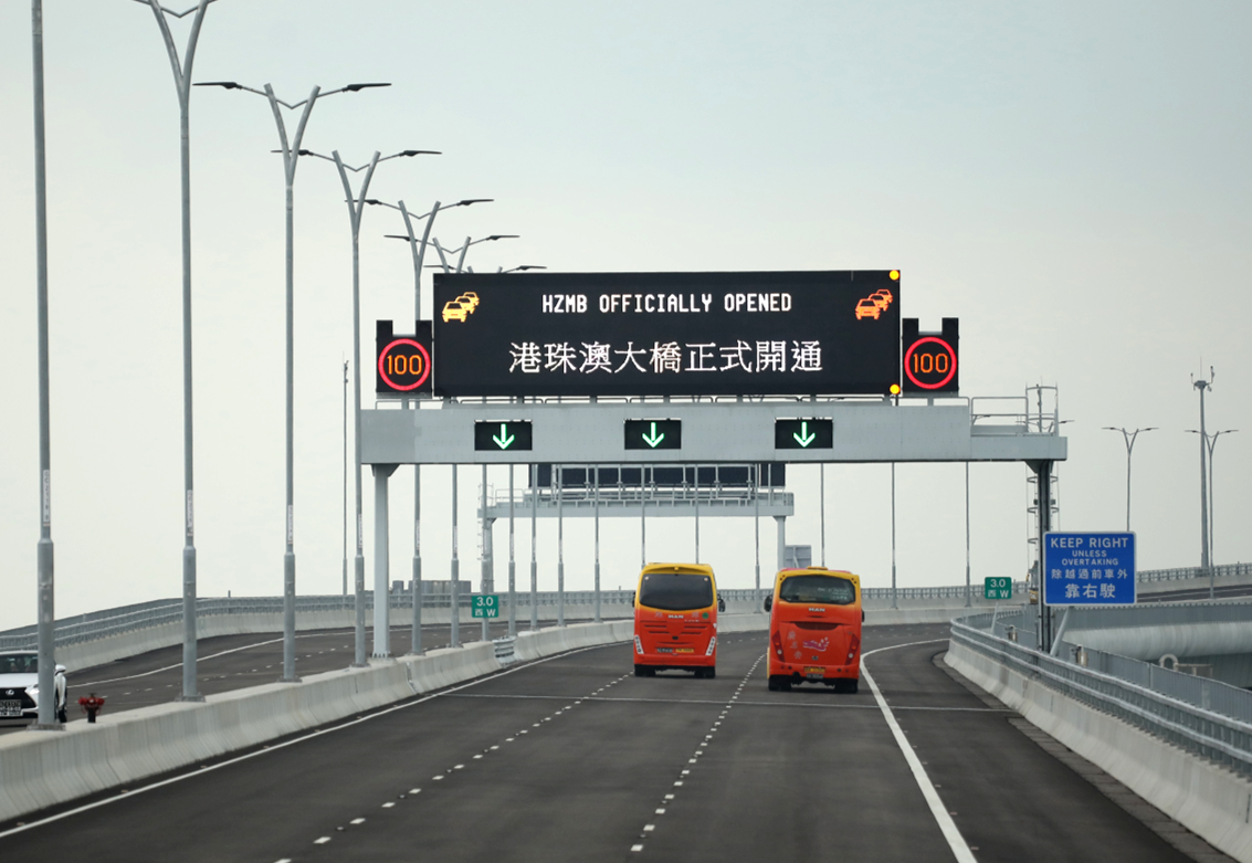 2018年10月23日，港珠澳大橋正式開通，24日9時正式通車運營，是全國唯一的粵港澳三地互通、客貨兼重的陸路口岸。港珠澳大橋可通行車輛包括跨境巴士、穿梭巴士、跨境出租車、貨運車輛、跨境私家車。其它車輛上橋需按相關規(guī)定，經(jīng)過三地政府部門許可的單牌車輛可上橋行駛。