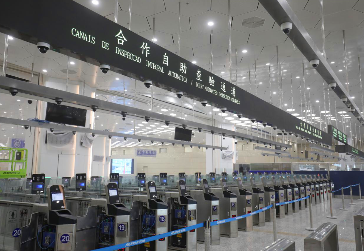 新橫琴口岸開創(chuàng)了全國口岸建設法律授權的先河。2020年3月，國務院印發(fā)《國務院關于同意啟用橫琴口岸澳方口岸區(qū)及相關延伸區(qū)旅檢區(qū)域的批復》，同意橫琴口岸澳方口岸區(qū)及相關延伸區(qū)旅檢區(qū)域自2020年3月18日零時起啟用，并適用澳門特別行政區(qū)法律實施管轄。